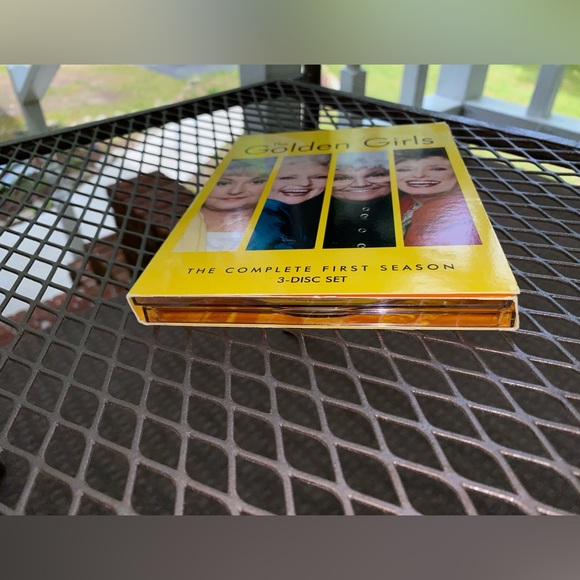 The Golden Girls DVD The Complete First Season 3-Disc Set - Picture 6 of 14
